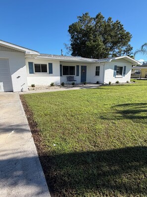 A single-story residential house with a front porch, a mailbox, and a small lawn. - Florida Farm House, Beaches, Boating, Fishing, Shopping, Restaurants, and Sports (Ellenton)
