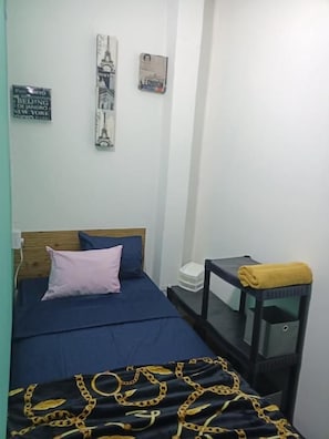 A bedroom with a bed, a bedside table, and wall decorations. - Rooms del Bosque Studios (MORELIA)