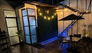 Outdoor dining - Rooms del Bosque Studios (Morelia)