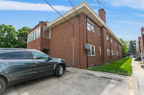Cozy 1-bedroom condo in delightful Oak Park with AC