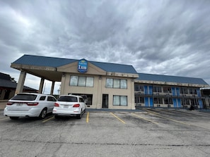 Property entrance - Lakeview Inn Branson West Mo (Reeds Spring)