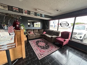 Lobby sitting area - Lakeview Inn Branson West Mo (Reeds Spring)