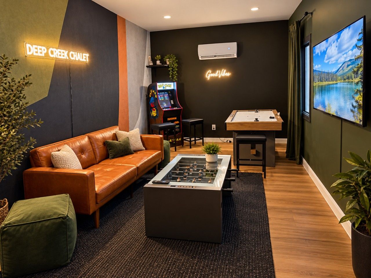 Et moderne loungeområde med et bordfodboldspil, en sofa og et billardbord.