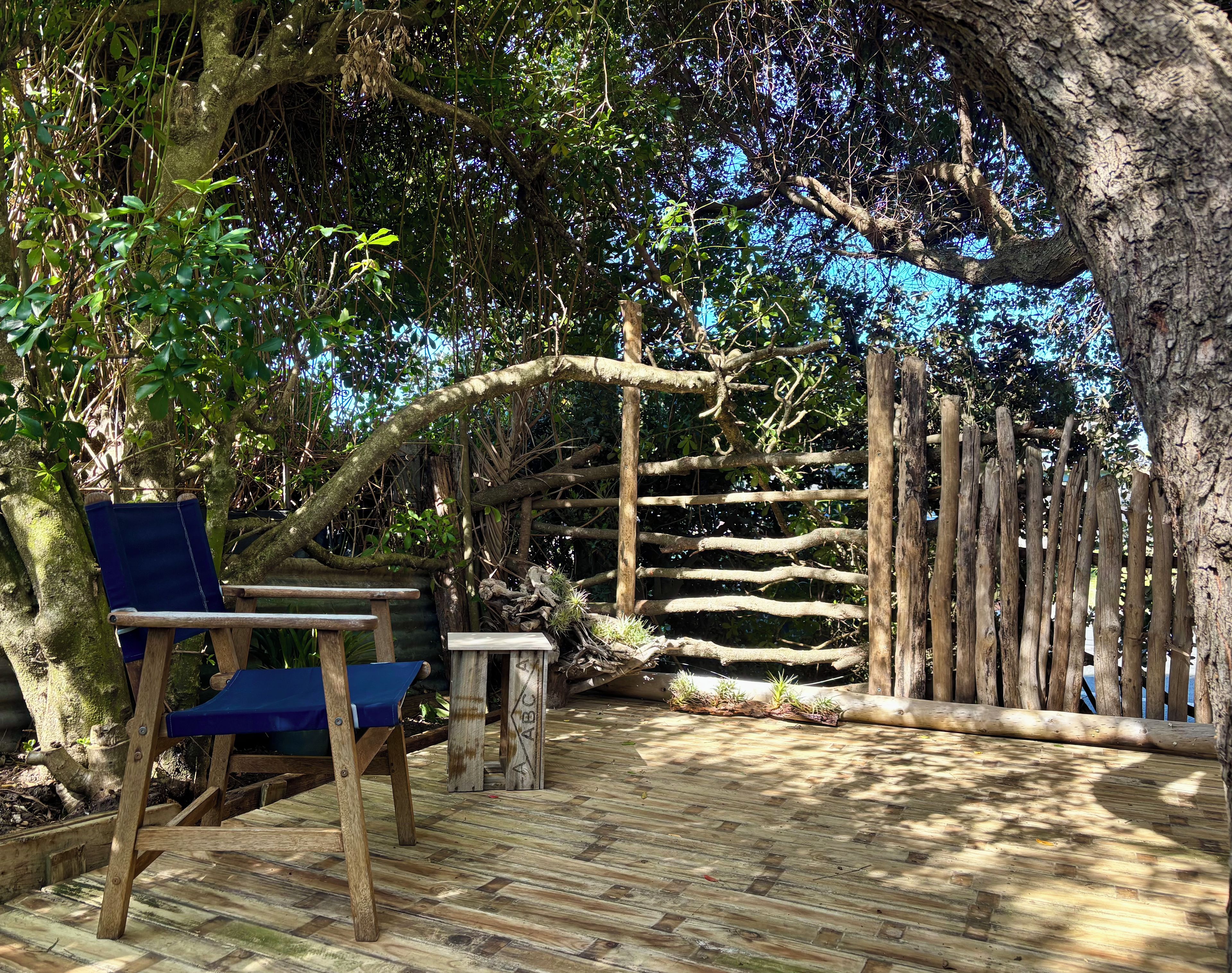 Une terrasse en bois avec un banc et une clôture en bois.