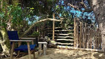 Une terrasse en bois avec un banc et une clôture en bois.