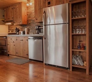 Private kitchen - Bush Pilot Hunter s Retreat Lodge (Iliamna)