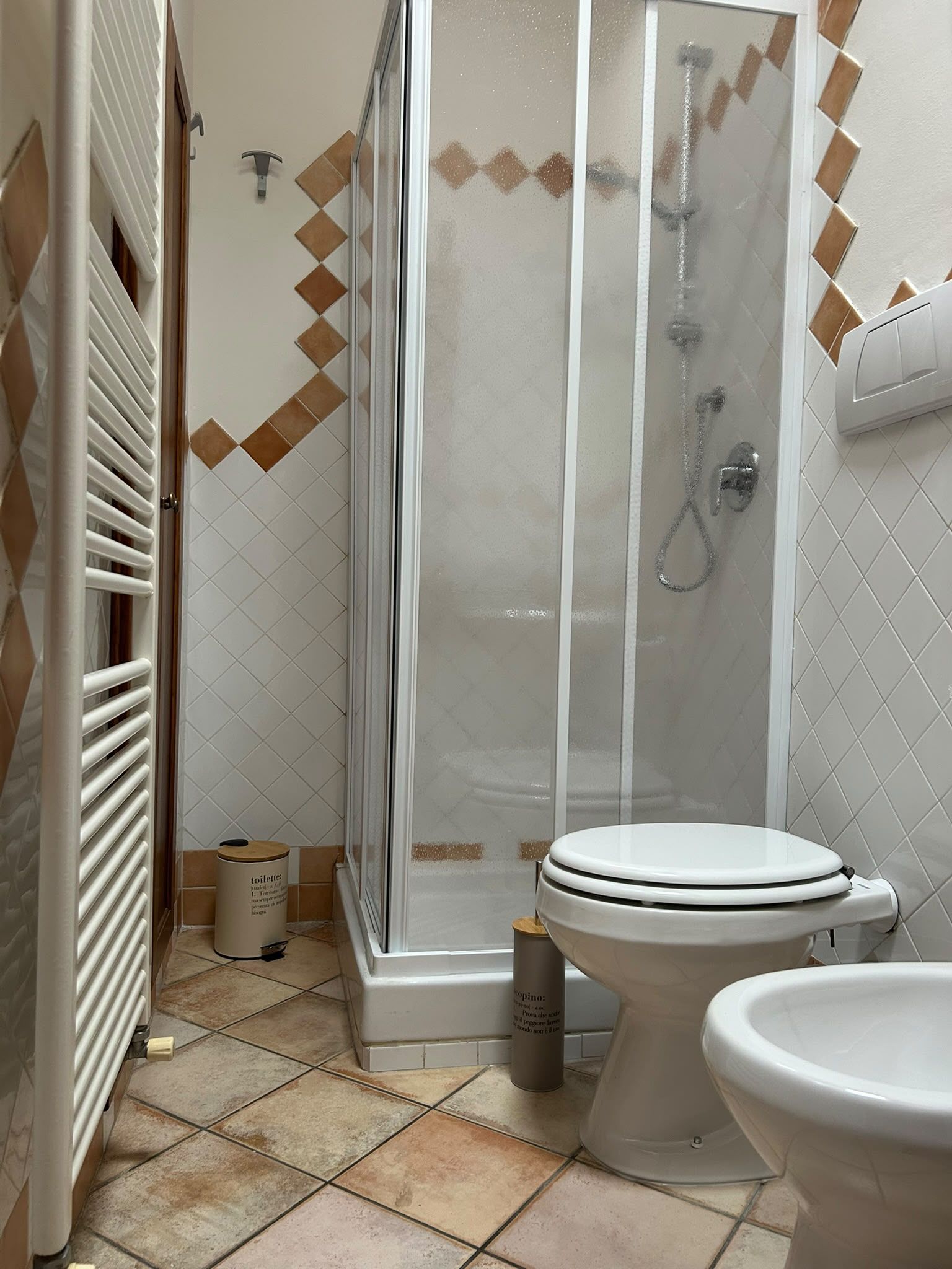 Une salle de bain équipée d’une douche, de toilettes et d’un bidet.