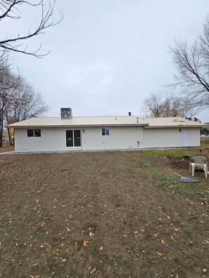 A single-story building with a flat roof, a front door, and a small window. - 3-bedroom newly remodeled house in perfect Flora Vista (Flora Vista)
