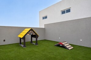 A modern building with a flat roof, a small play structure with a yellow roof, and a ramp. - ¡A Pasos de Fundidora! Gym, Pool, Parking 2B2b 8H (Monterrey)