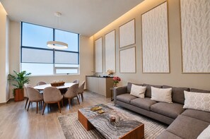 A modern living room with a dining area, a sofa, and a coffee table. - ¡A Pasos de Fundidora! Gym, Pool, Parking 2B2b 8H (Monterrey)