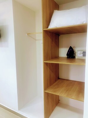 A wooden shelf unit with a white pillow and a small electronic device on the top shelf. - 8b4 en El Laguito: cerca del mar, piscina y wifi (Cartagena de Indias)