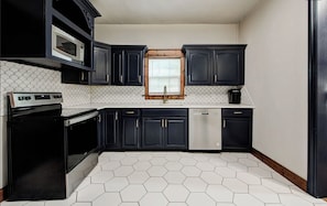 Private kitchen - Charming 6BR Norman Home Perfectly Near OU and Campus Corner (Norman)