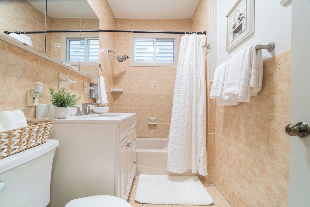 Ein Badezimmer mit Badewanne, Dusche, Toilette und Waschbecken.