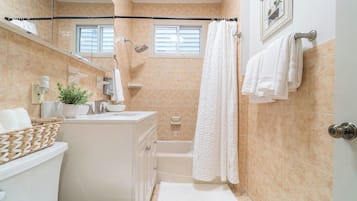 Ein Badezimmer mit Badewanne, Dusche, Toilette und Waschbecken.