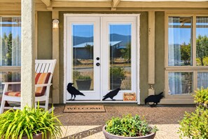 A house entrance with a white door, a bench, and two birds on the door sill. - Clarkdale Suite Mingus Mountain Verde Valley Views (Clarkdale)