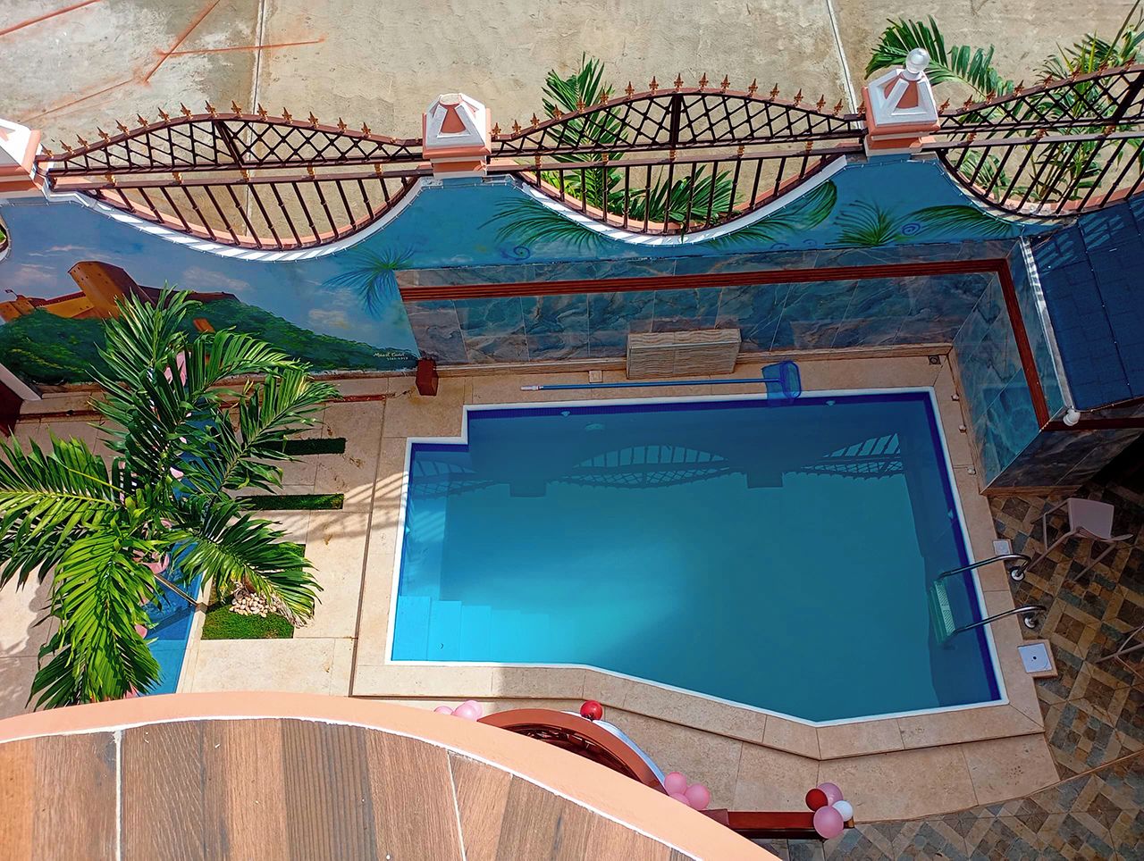 Une piscine dotée d’un toit décoratif et offrant une vue sur les environs.