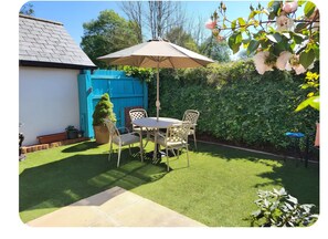 Outdoor dining - Contemporary barn style house in an exclusive development (Exmouth)