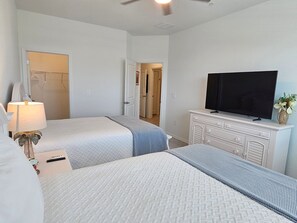 A hotel room with two beds, a television, a dresser, and a lamp. - Luxury Vacation Townhome in Wellen Park Golf & Country Club (Venice)