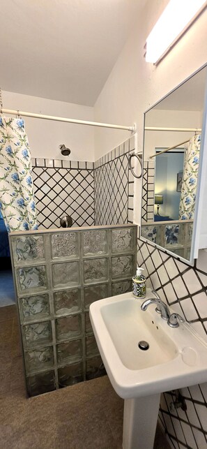 Bathroom - Private 2BD/2BA Rear Casita in Guaynabo (Guaynabo)