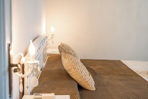 A hotel room with a bed, a bedside table with a lamp, and a wall-mounted light fixture. - Sinfonia di Langa - Three Bedroom Villa, Sleeps 6 (Alba)