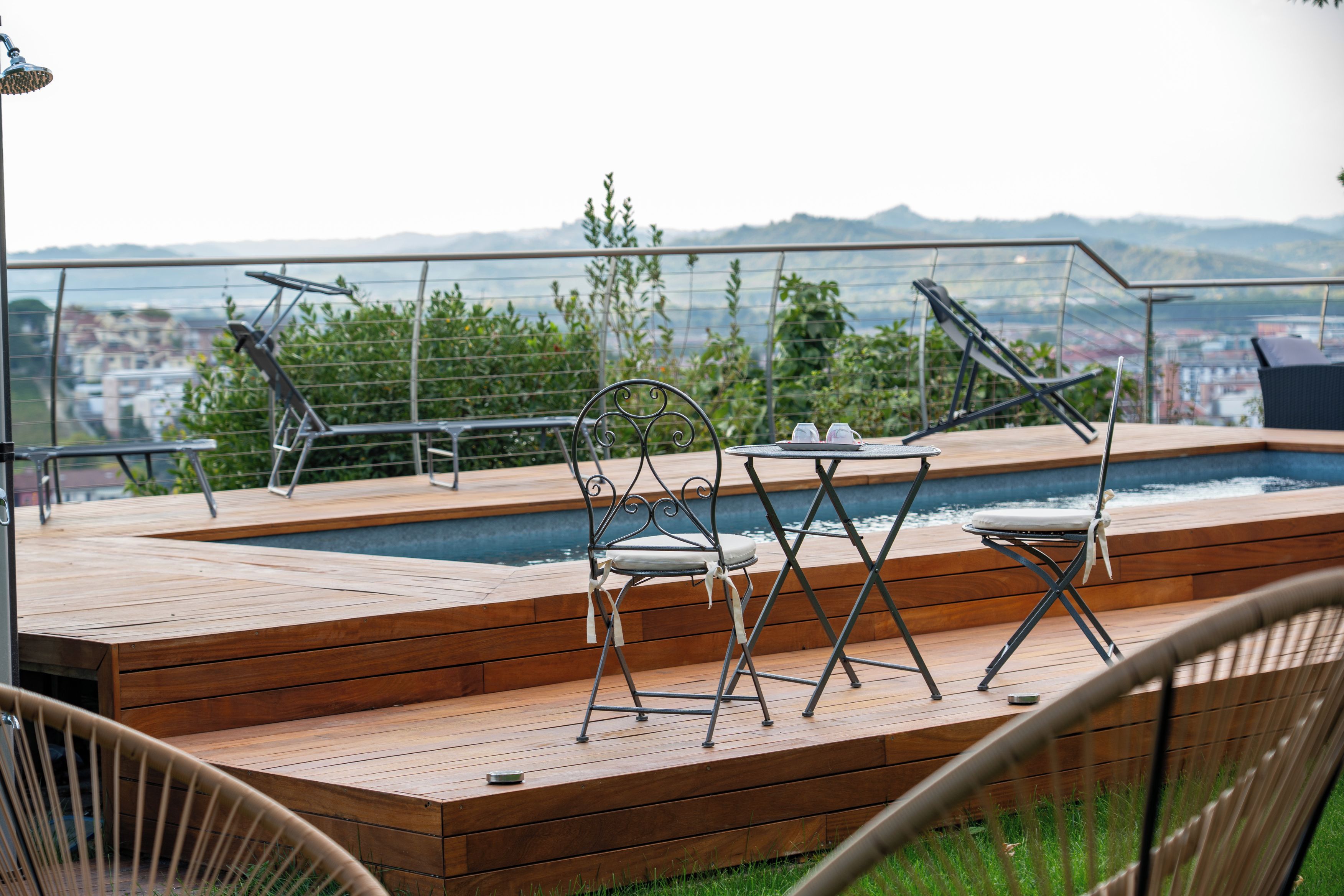 Eine Dachterrasse mit Pool, Sitzgelegenheiten und Blick auf die Stadt.