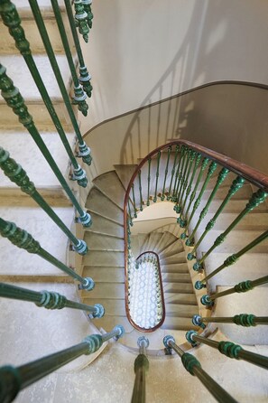 A spiral staircase with green balusters and a wooden handrail. - Prestige stay with les Halles view, A/C (Béziers)