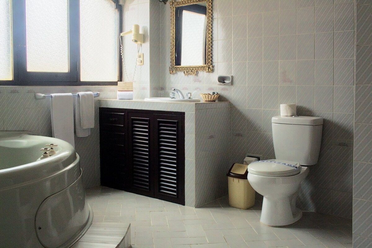 Ein Badezimmer mit einer Badewanne, Toilette und Waschbecken.