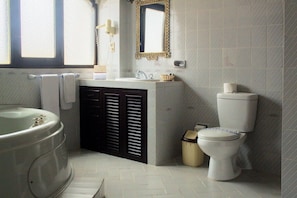 Ein Badezimmer mit einer Badewanne, Toilette und Waschbecken.