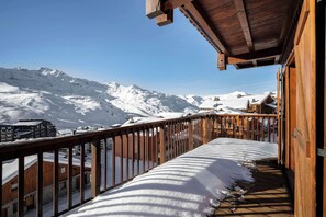 A wooden balcony with a snow-covered deck overlooking a mountainous landscape. - Luxurious Apartment with Ski-In and Out Access in Centre (Toulouse)