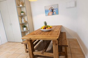 Dining - Central 2BR Stay - Walk to Strand & CBD w Parking (North Ward)