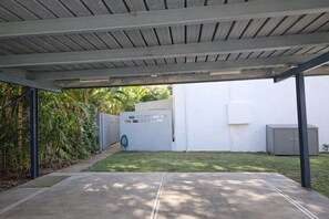 Property grounds - Central 2BR Stay - Walk to Strand & CBD w Parking (North Ward)