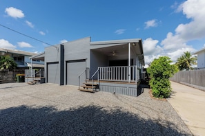 Exterior - Townsville Golf Course Haven 2 Bed 2 Bath with Secure Parking (Heidelberg)