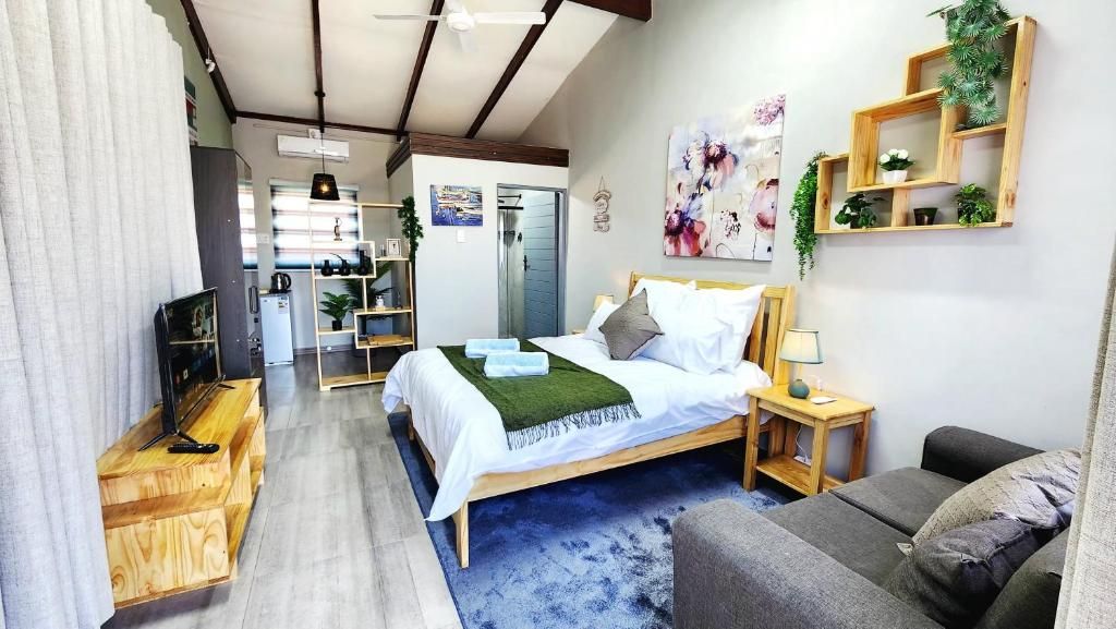 Een slaapkamer met een bed, nachtkastjes, een stoel, een bureau en een plank.