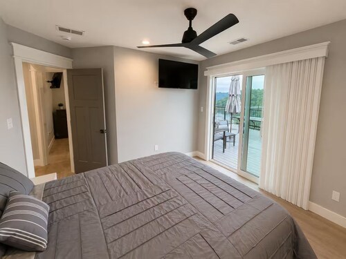 Lake Cumberland Views by Lee’s Ford Marina 5BR, 3 Decks, Sleeps 10, Pet Friendly