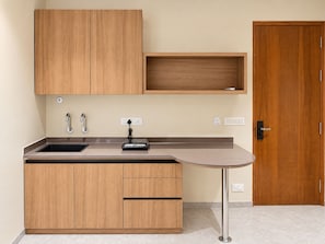 Una cocina moderna con armarios de madera, un lavamanos integrado y una encimera.
