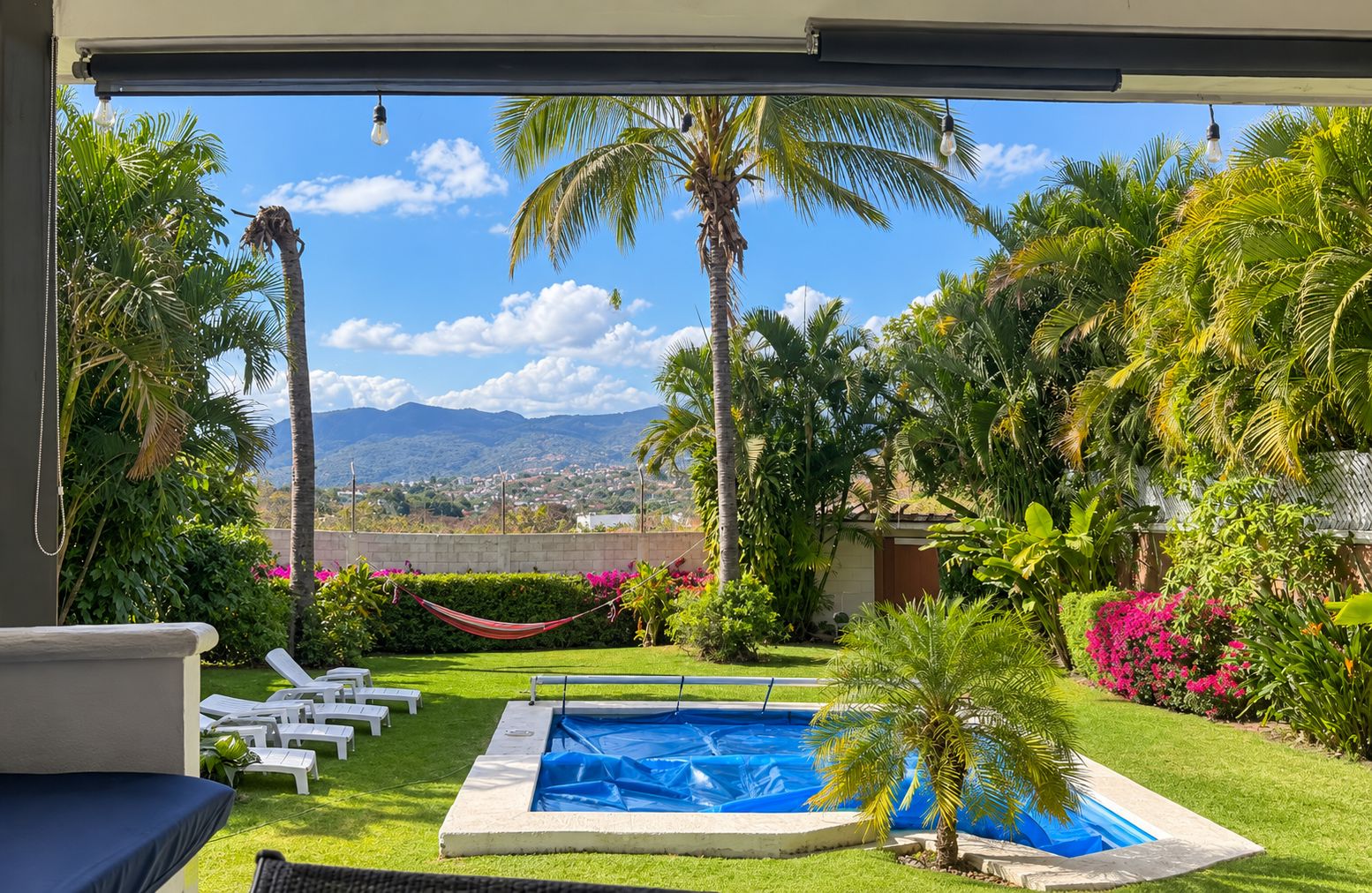 Ein Poolbereich mit Blick auf Stadt und Berge.