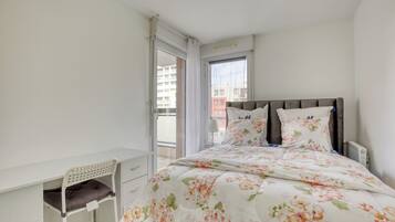 Une chambre à coucher avec un lit, un bureau et une fenêtre.