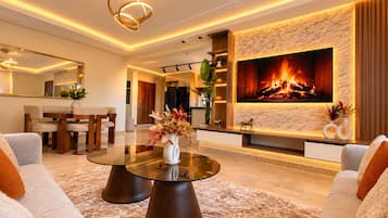Een moderne woonkamer met een open haard, comfortabele zitplaatsen en een eethoek.