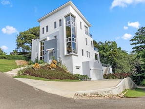 A modern two-story house with a flat roof, large windows, and a well-maintained garden. - Luxury Boss Villa in Sosua Hispaniola (Sosúa)