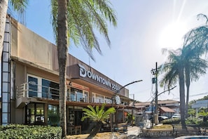 Un edificio comercial con un letrero que dice 'Downtown Sosua'.