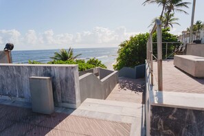 Eine Betontreppe führt zu einem Balkon mit Blick auf den Ozean.