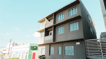 Un edificio de varios pisos con balcones y ventanas.