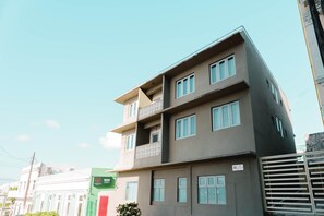 Un immeuble à plusieurs étages doté de balcons et de fenêtres.