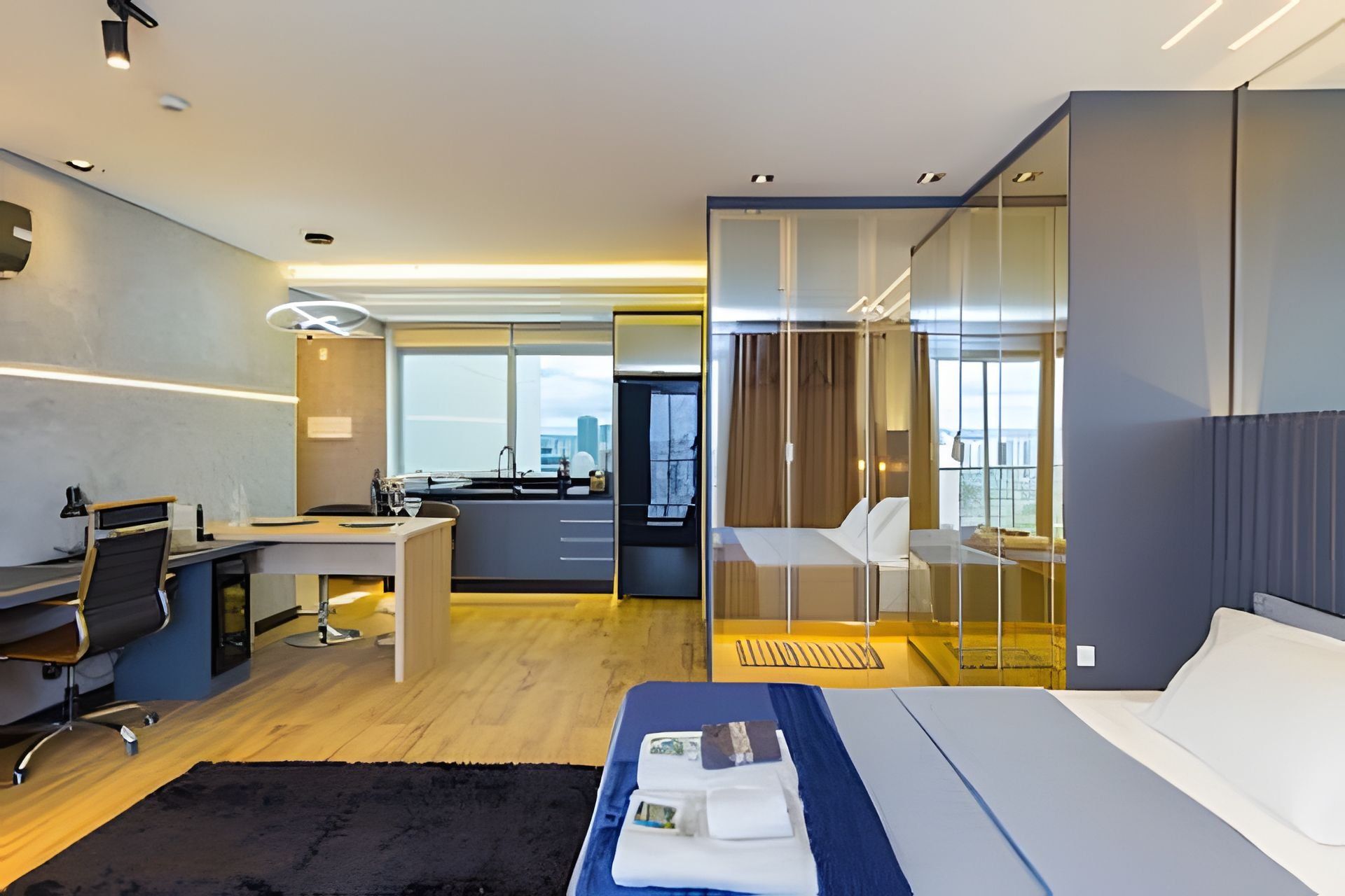 Una habitación de hotel moderna con cama, escritorio y zona de estar.