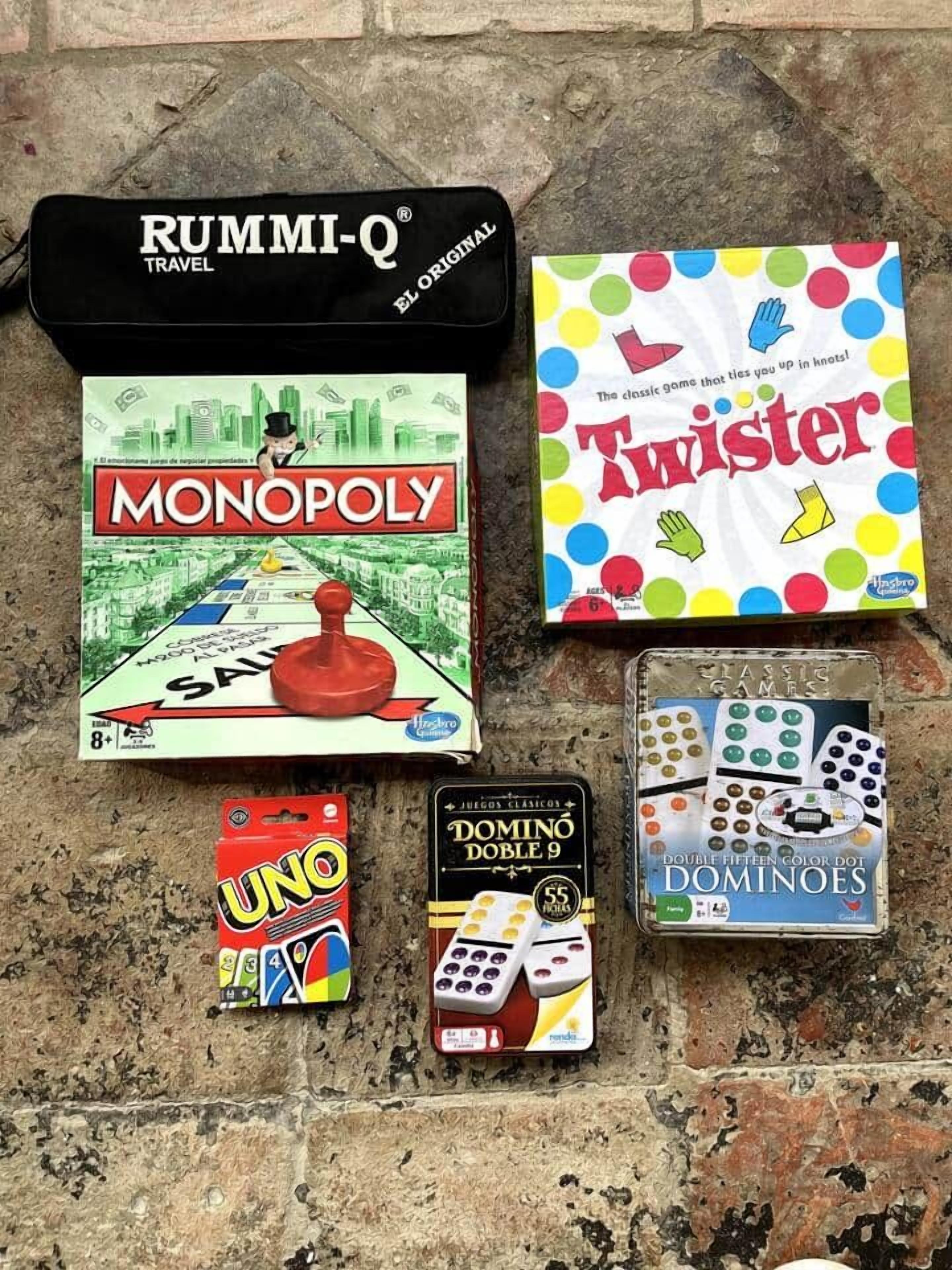 Uma coleção de jogos de tabuleiro, incluindo Monopoly, Twister, UNO, Dominó e um jogo de viagem Rubi-Q.