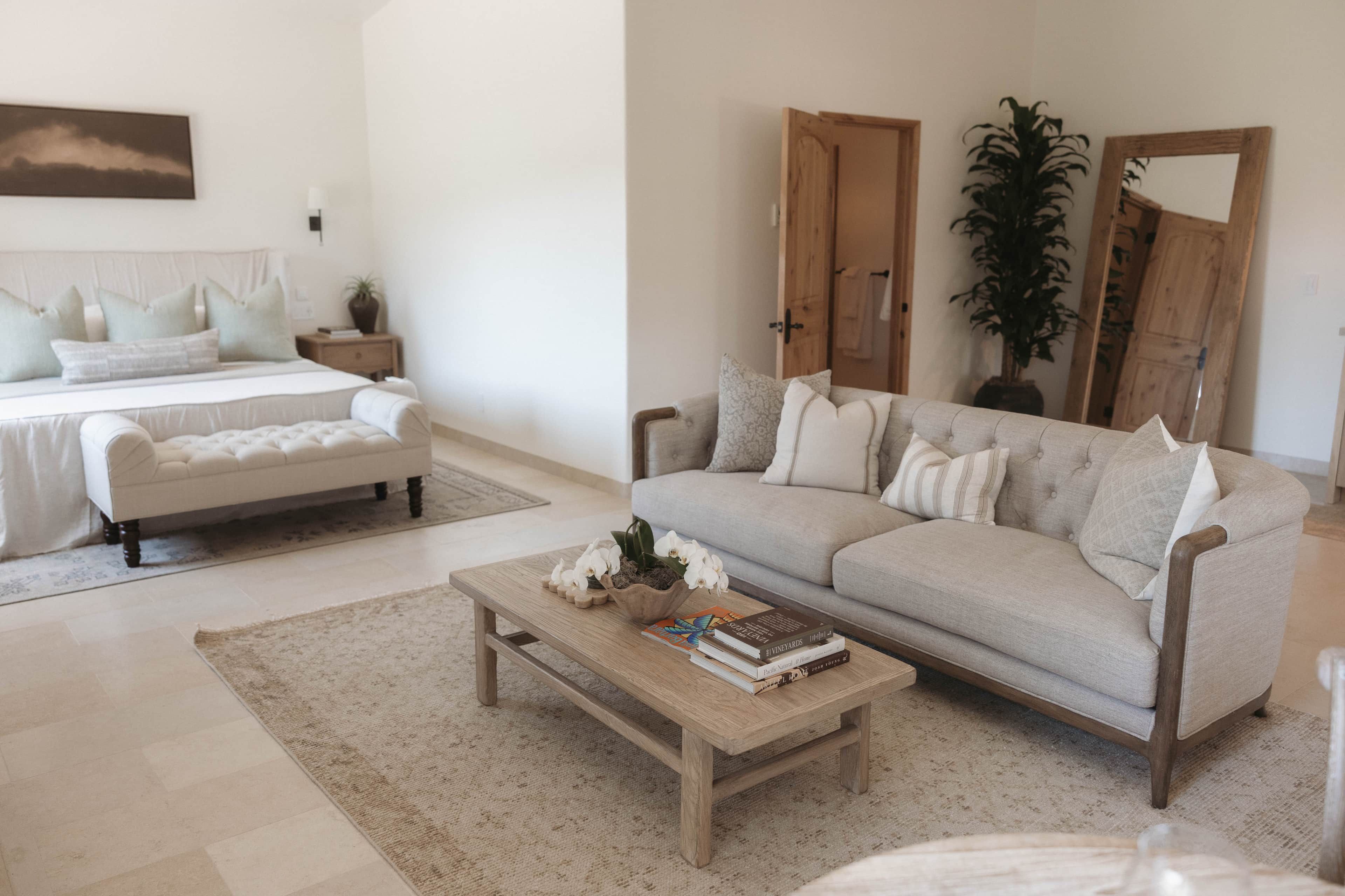 Una sala de estar con un sofá, una mesa de centro y una cama.