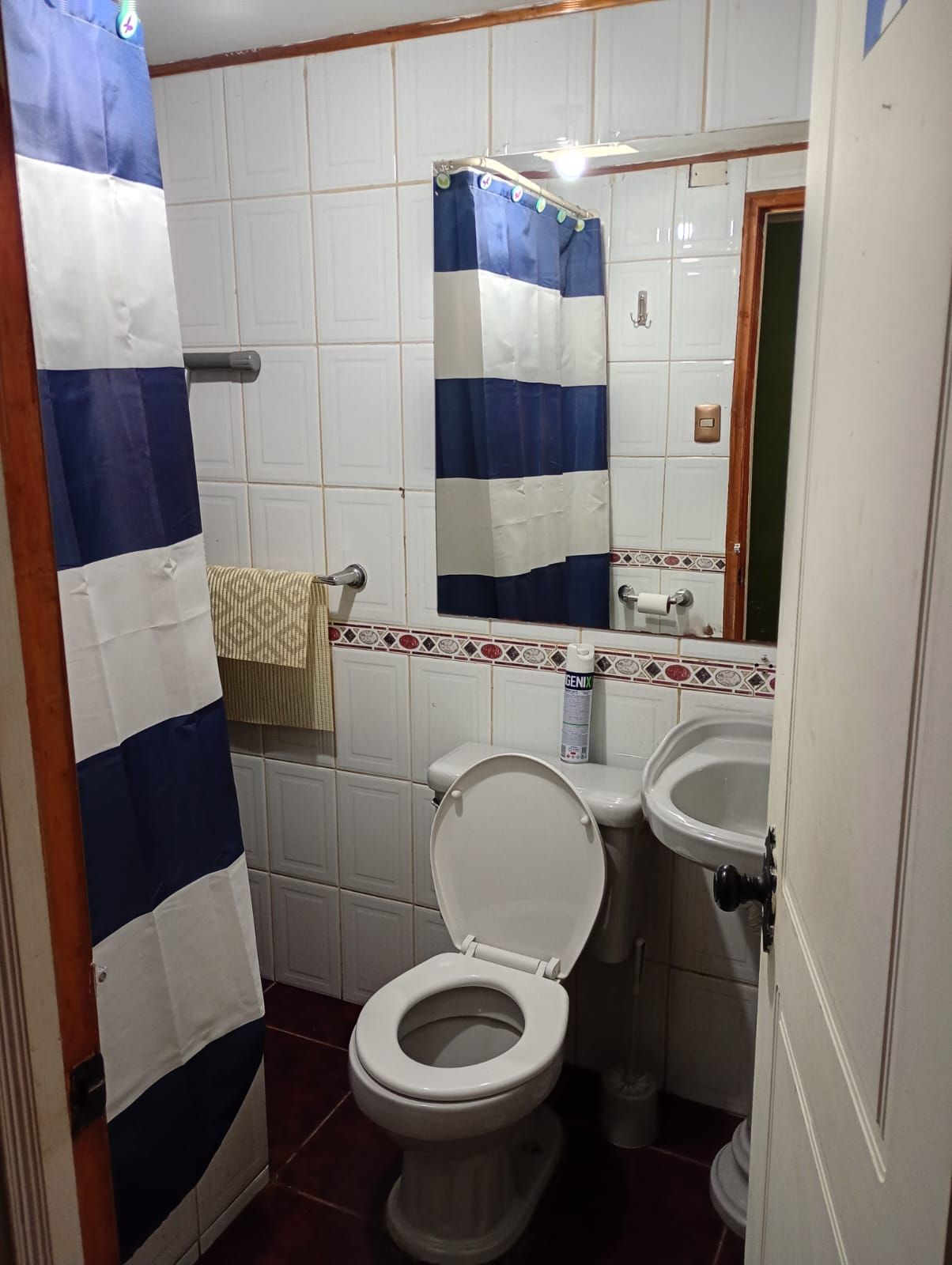 Une salle de bain avec des toilettes, un bidet et un miroir.