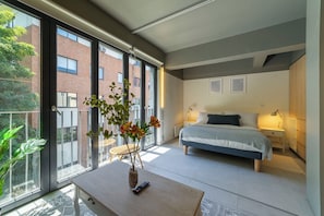 Room - Home Office with a Large Window · Select Design (H15)   (Providencia)