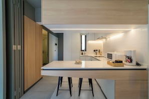 Private kitchen - Home Office with a Large Window · Select Design (H15)   (Providencia)