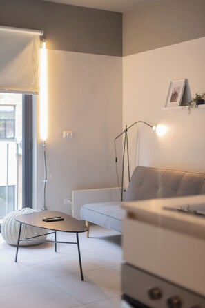 A modern living room with a sofa, a round coffee table, and a floor lamp. - Bright 1-bedroom apartment + large window · Selected (H16) (Providencia)